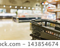 購物籃，背景是超市的食品區。 143854674