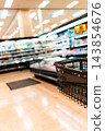 購物籃，背景是超市的食品區。 143854676