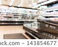 購物籃，背景是超市的食品區。 143854677