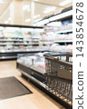 購物籃，背景是超市的食品區。 143854678