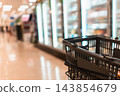 購物籃，背景是超市的食品區。 143854679