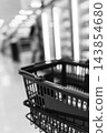 購物籃，背景是超市的食品區。 143854680