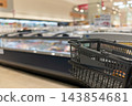 購物籃，背景是超市的食品區。 143854681