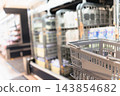購物籃，背景是超市的食品區。 143854682