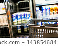 購物籃，背景是超市的食品區。 143854684