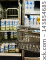 購物籃，背景是超市的食品區。 143854685