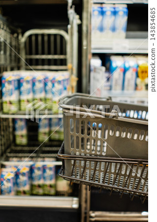 購物籃,背景是超市的食品區。 購物籃,背景是超市的食品區。 143854685