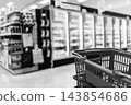 購物籃，背景是超市的食品區。 143854686