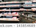 購物籃，背景是超市的食品區。 143854689