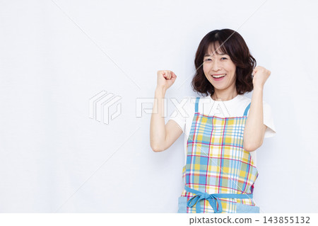 家庭主婦做拳頭泵 143855132