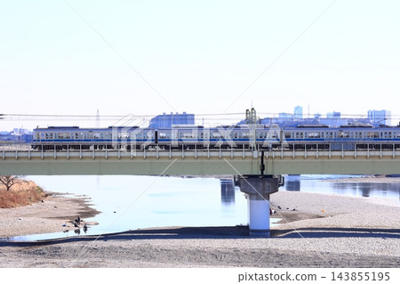 2011年2月1日下午，小田急線列車跨越玉川的景象（小田急1000系列車）。 143855195