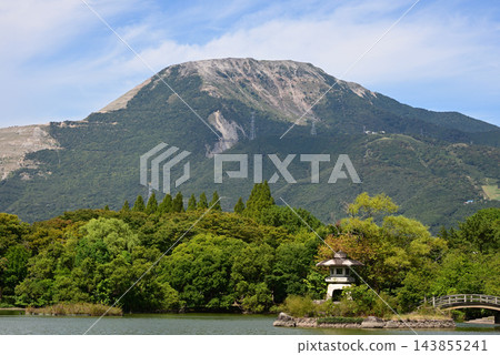 從三島池眺望伊吹山和藍天的夏日景色（3） 143855241