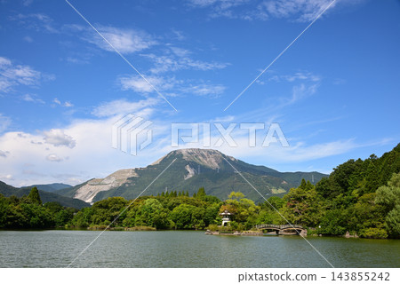 從三島池眺望伊吹山和藍天的夏日景色(4) 從三島池眺望伊吹山和藍天的夏日景色(4) 143855242