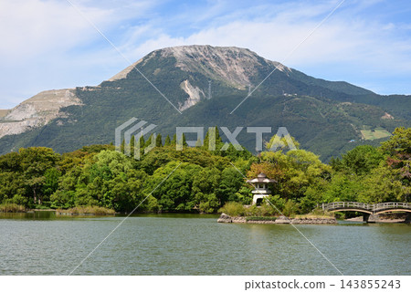 從三島池眺望伊吹山和藍天的夏日景色(5) 從三島池眺望伊吹山和藍天的夏日景色(5) 143855243