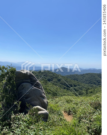 印度平原上奇特的岩層,被蔚藍的夏日天空和翠綠的山脈所環繞。 印度平原上奇特的岩層,被蔚藍的夏日天空和翠綠的山脈所環繞。 143855406