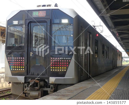 一輛 GV-E400 系列電力柴油動車組(首輛)停靠在上越本線柴田站的月台上。 一輛 GV-E400 系列電力柴油動車組(首輛)停靠在上越本線柴田站的月台上。 143855577