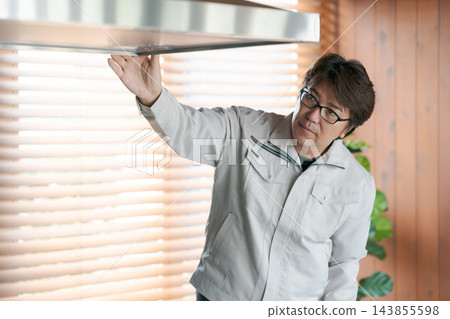 工人正在對通風扇進行維護 工人正在對通風扇進行維護 143855598