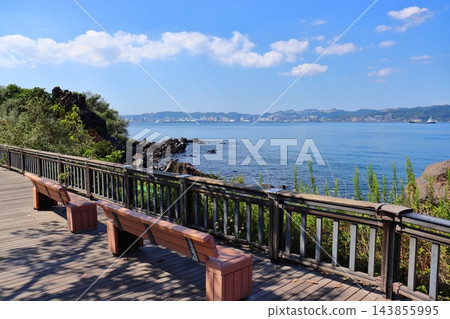 從櫻島熔岩渚公園眺望鹿兒島市(鹿兒島縣鹿兒島市) 從櫻島熔岩渚公園眺望鹿兒島市(鹿兒島縣鹿兒島市) 143855995