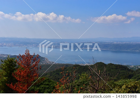 從櫻島渡輪駛過錦江灣時看到的景色（鹿兒島縣鹿兒島市） 143855998