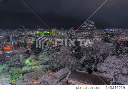 2月中旬,從敦賀城天守閣拍攝到一幅壯麗的冬季景象,展現了白雪皚皚的會津若松市寧靜的夜景。 2月中旬,從敦賀城天守閣拍攝到一幅壯麗的冬季景象,展現了白雪皚皚的會津若松市寧靜的夜景。 143856019