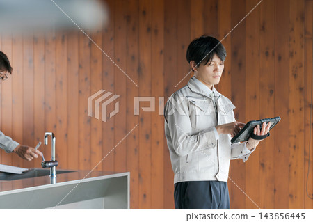工人們正在建造新房 工人們正在建造新房 143856445