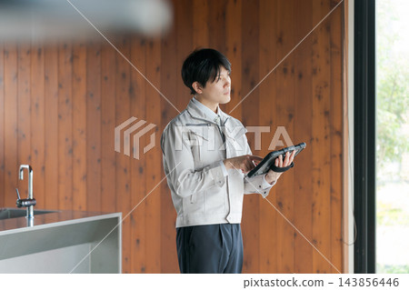 工人們正在建造新房 工人們正在建造新房 143856446