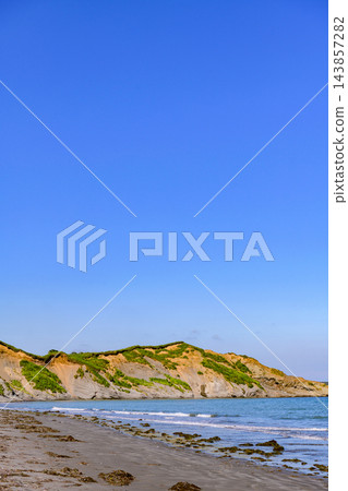從北海道濱中町的白津橋上眺望桐多風海和島嶼。 從北海道濱中町的白津橋上眺望桐多風海和島嶼。 143857282