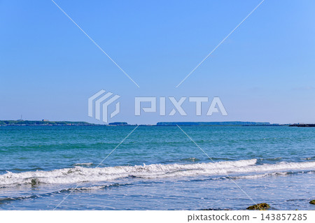 從北海道濱中町的白津橋上眺望桐多風海和島嶼。 143857285