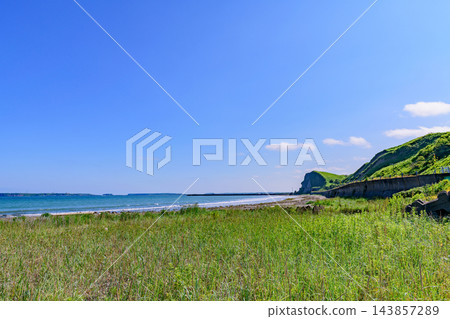 從北海道濱中町的白津橋上眺望桐多風海和島嶼。 從北海道濱中町的白津橋上眺望桐多風海和島嶼。 143857289
