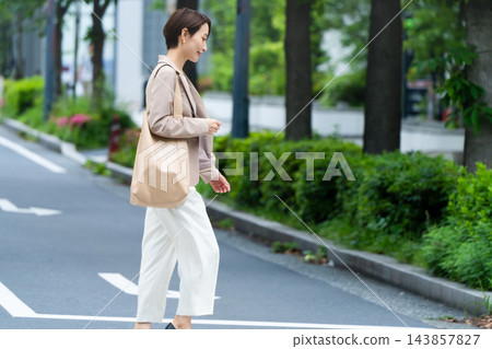 女生 女孩 女性 143857827