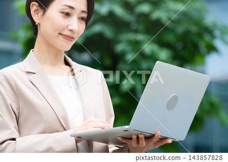 穿著休閒西裝的年輕女性,商業形象 穿著休閒西裝的年輕女性,商業形象 143857828