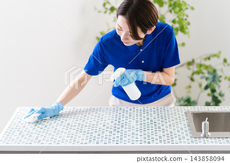 年輕的房屋清潔女生活方式形象 年輕的房屋清潔女生活方式形象 143858094