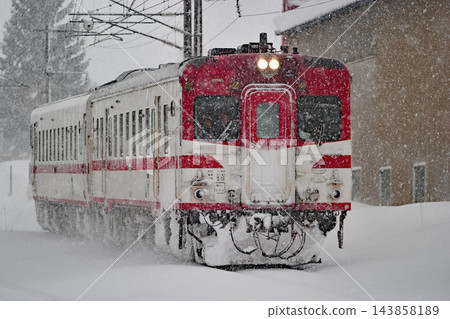 一輛 Kiha 52 系列柴油動車組在雪地中行駛。 一輛 Kiha 52 系列柴油動車組在雪地中行駛。 143858189