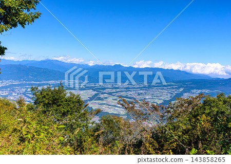 從群馬縣小茂地山頂可以欣賞到城市及週邊地區的美麗全景。 143858265