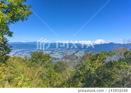 從群馬縣小茂地山頂可以欣賞到城市及週邊地區的美麗全景。 從群馬縣小茂地山頂可以欣賞到城市及週邊地區的美麗全景。 143858266