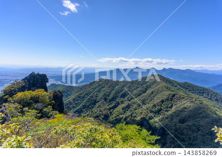 從群馬縣小持山的登山道上可以欣賞到關東平原和形狀獨特的岩石地形「獅子岩」的全景。 143858269