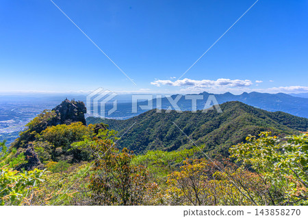 從群馬縣小持山的登山道上可以欣賞到關東平原和形狀獨特的岩石地形「獅子岩」的全景。 從群馬縣小持山的登山道上可以欣賞到關東平原和形狀獨特的岩石地形「獅子岩」的全景。 143858270