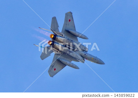 一架F-15J戰鬥機開啟加力燃燒室在納哈空軍基地上空盤旋,機身底部清晰可見。 一架F-15J戰鬥機開啟加力燃燒室在納哈空軍基地上空盤旋,機身底部清晰可見。 143859022