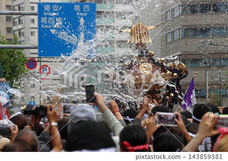 富岡八幡宮的神轎、江戶三大祭、水掛祭 143859381