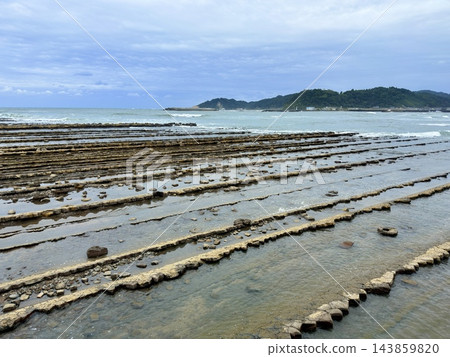 日本九州宮崎縣青島周圍的「魔鬼搓衣板」地形是由砂岩和泥岩差異侵蝕形成的海蝕平台,造就了太平洋令人驚嘆的海岸景觀。 日本九州宮崎縣青島周圍的「魔鬼搓衣板」地形是由砂岩和泥岩差異侵蝕形成的海蝕平台,造就了太平洋令人驚嘆的海岸景觀。 143859820