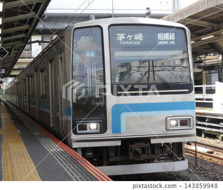 一列 205 系列 500 系列列車(R4 編組,開往茅崎)停靠在 JR 相模線橋本站的月台上。 一列 205 系列 500 系列列車(R4 編組,開往茅崎)停靠在 JR 相模線橋本站的月台上。 143859948