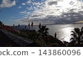 陽光透過雲層照射在海面上，構成了一幅美麗的海岸景觀。 143860096