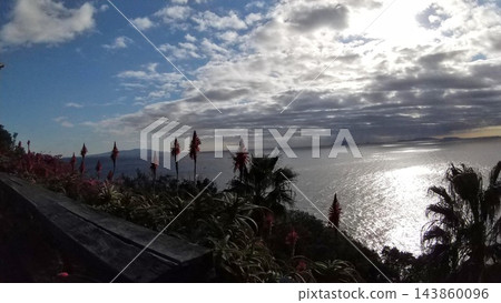 陽光透過雲層照射在海面上,構成了一幅美麗的海岸景觀。 陽光透過雲層照射在海面上,構成了一幅美麗的海岸景觀。 143860096
