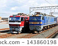 一列貨運列車駛過。 143860198