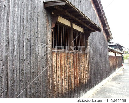 日式房屋，燒焦的雪松木，城鎮景觀，老房子的牆壁 143860366