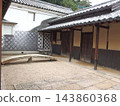 迷人的景色，包括土牆、倉庫、花園和古老的農舍。 143860368