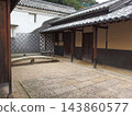 迷人的景色，包括土牆、倉庫、花園和古老的農舍。 143860577