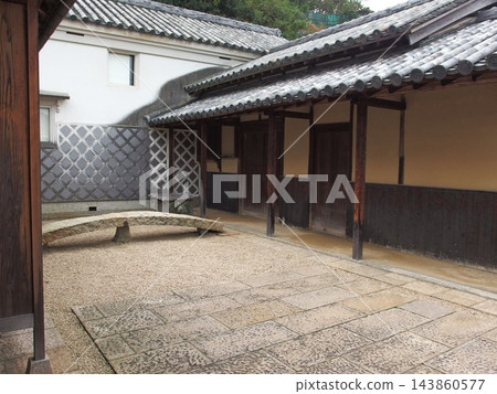 迷人的景色，包括土牆、倉庫、花園和古老的農舍。 143860577