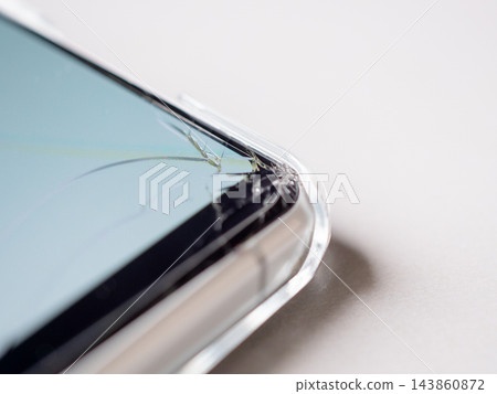 智慧型手機螢幕破裂的照片（損壞、故障和智慧型手機維修的圖片） 143860872