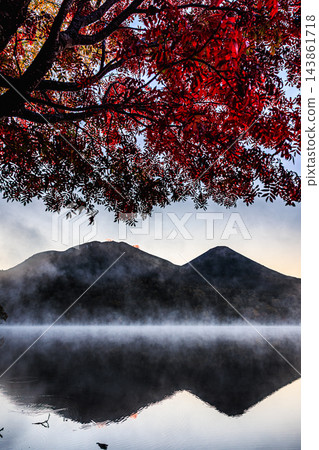 秋日里,奧內托湖籠罩在晨霧之中,深紅色的花楸樹映襯著湖光山色,奏響了一曲絢麗的交響樂。 秋日里,奧內托湖籠罩在晨霧之中,深紅色的花楸樹映襯著湖光山色,奏響了一曲絢麗的交響樂。 143861718
